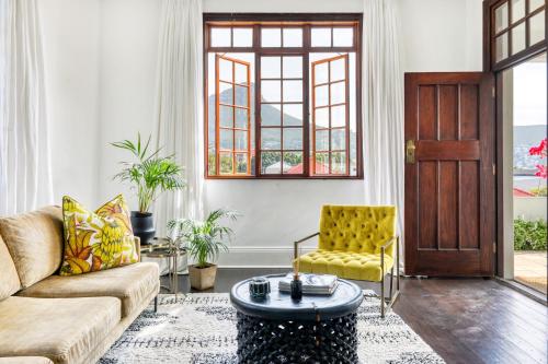Secure & Central: Villa with Views of Table Mountain