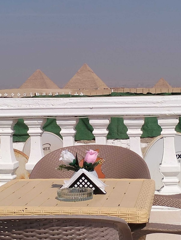 Pyramids High View Inn - carbon neutral hotel in Giza
