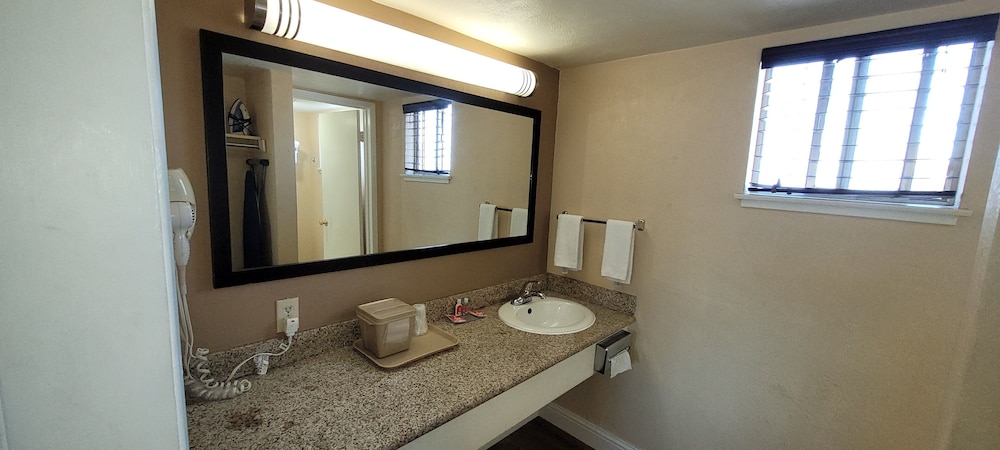 Econo Lodge Sacramento Convention Center - photo 17