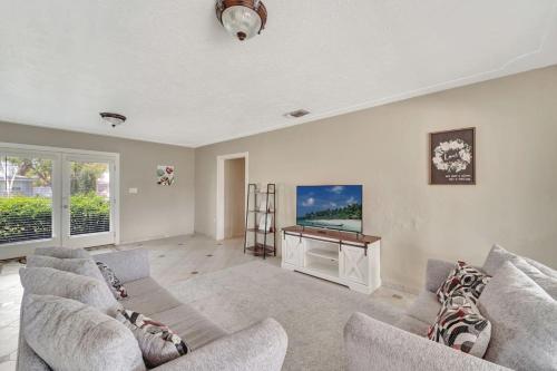 Cozy Private Rm Near Beach Travelers Welcome J1A shared home — 4-Star Luxury Hotel in Sarasota, United States