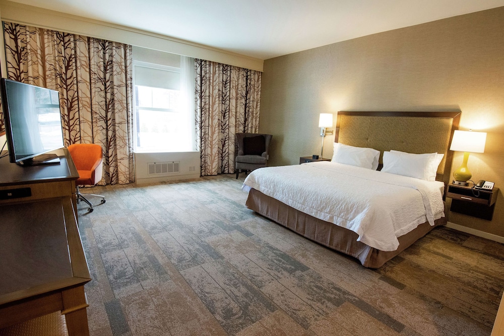 Hampton Inn and Suites Manchester - photo 16