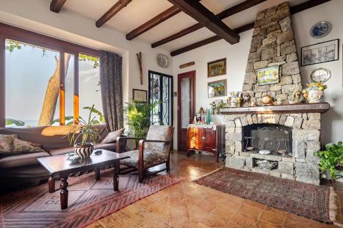 Alle Due Torri Villa Sulla Roccia a Picco Sul Mare — 4-Star Luxury Hotel in Altavilla Milicia, Italy