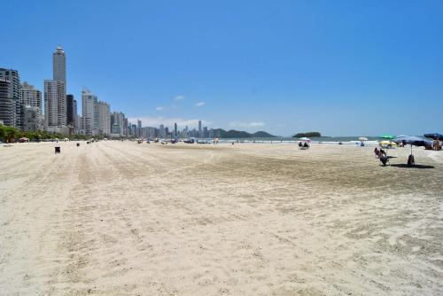 Ótima localização Apto NOVO no Bay Village KQ8551