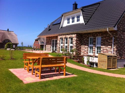 Haus Strandlaeufer — 4-Star Luxury Hotel in Dranske, Germany