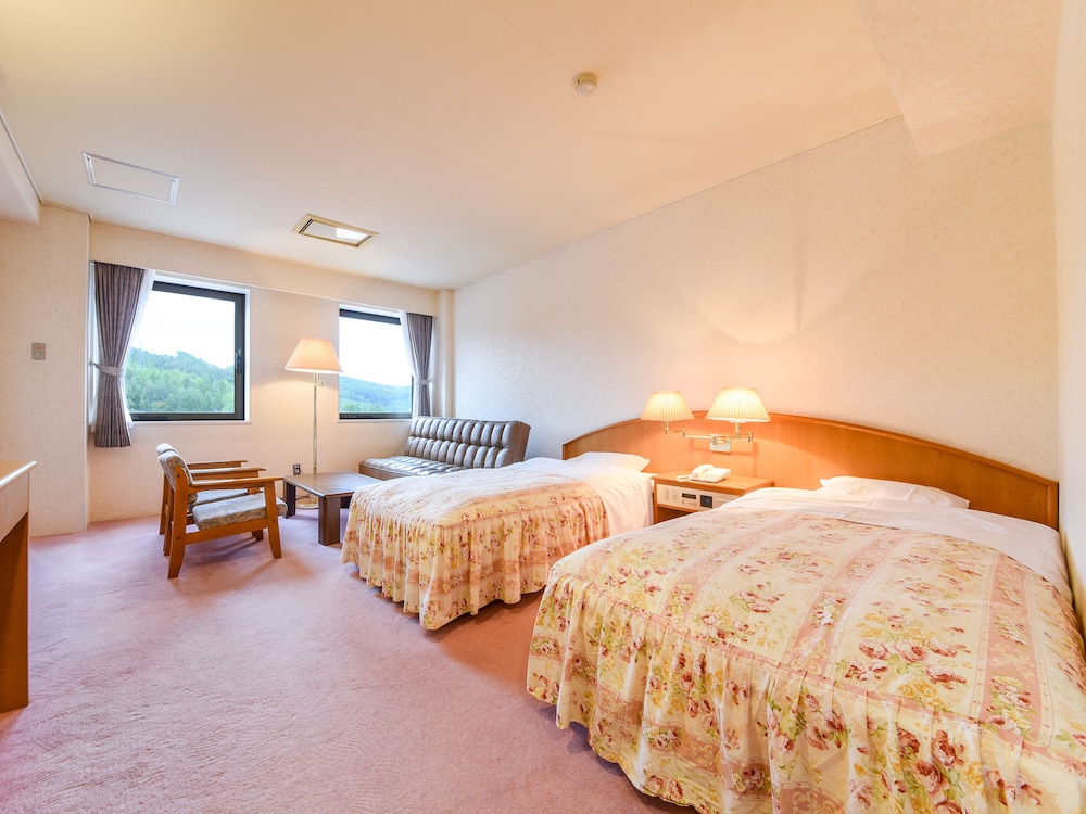 Lakeside Sakuraoka - carbon neutral hotel in Shibetsu