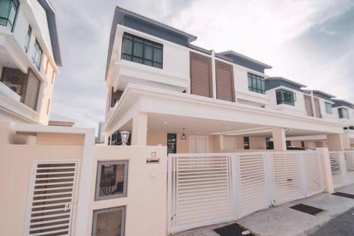 Luxury 3 sty semi D 5BR 5Bath@Batu Ferringhi 15ppl in Batu Feringgi, Malaysia