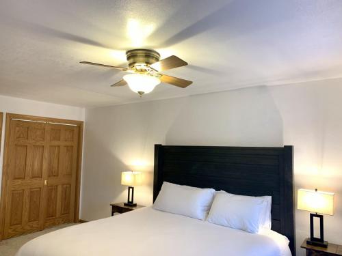 Bridge Inn Tomahawk Suite 101 Kitchen 1 Kind Size Bed 2 Futons Walkout River View — 4-Star Luxury Hotel in Tomahawk, United States