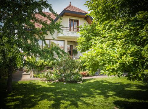 Venez Chez Vous Villa Magnolia — 4-Star Luxury Hotel in Annecy, France