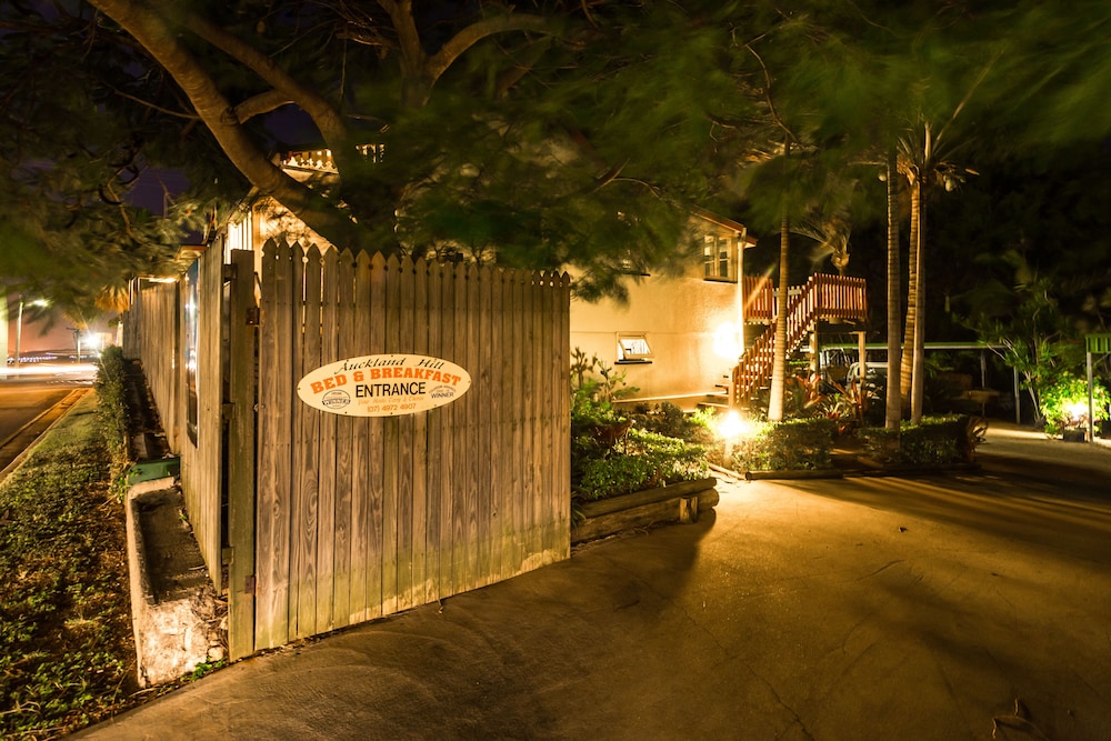 Auckland Hill Bed & Breakfast — 4-Star Luxury Hotel in Gladstone, Australia