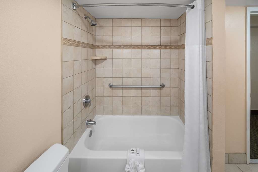La Quinta Inn & Suites by Wyndham San Antonio Medical Ctr NW - photo 42