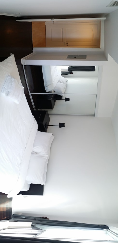 Scarborough Centre Business Suite — 4-Star Luxury Hotel in Toronto, Canada