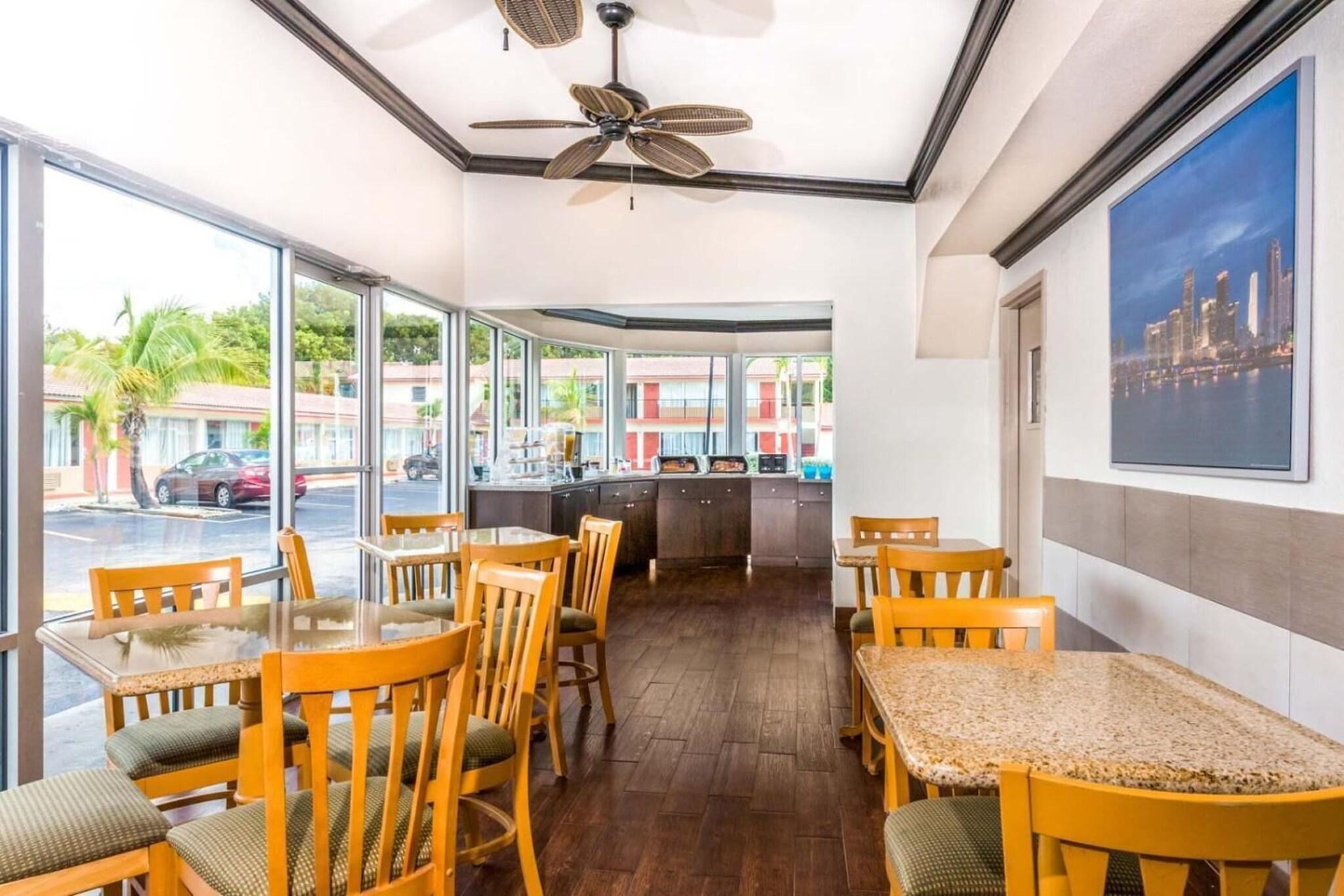 Econo Lodge Inn & Suites Florida City - photo 10