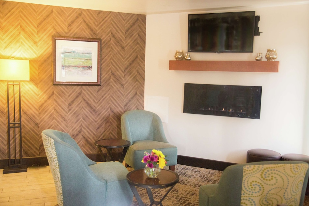 Hampton Inn Summersville - photo 5