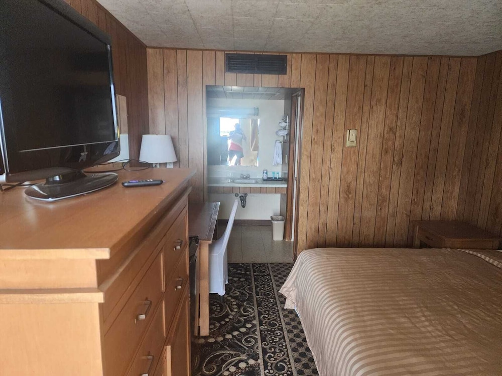 First Inn By OYO Quinter Hwy 70 - photo 7