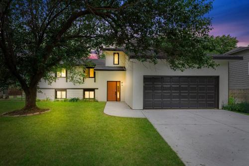 Beautiful 6 bed 3 bath home in quiet neighborhood — 4-Star Luxury Hotel in Wichita, United States