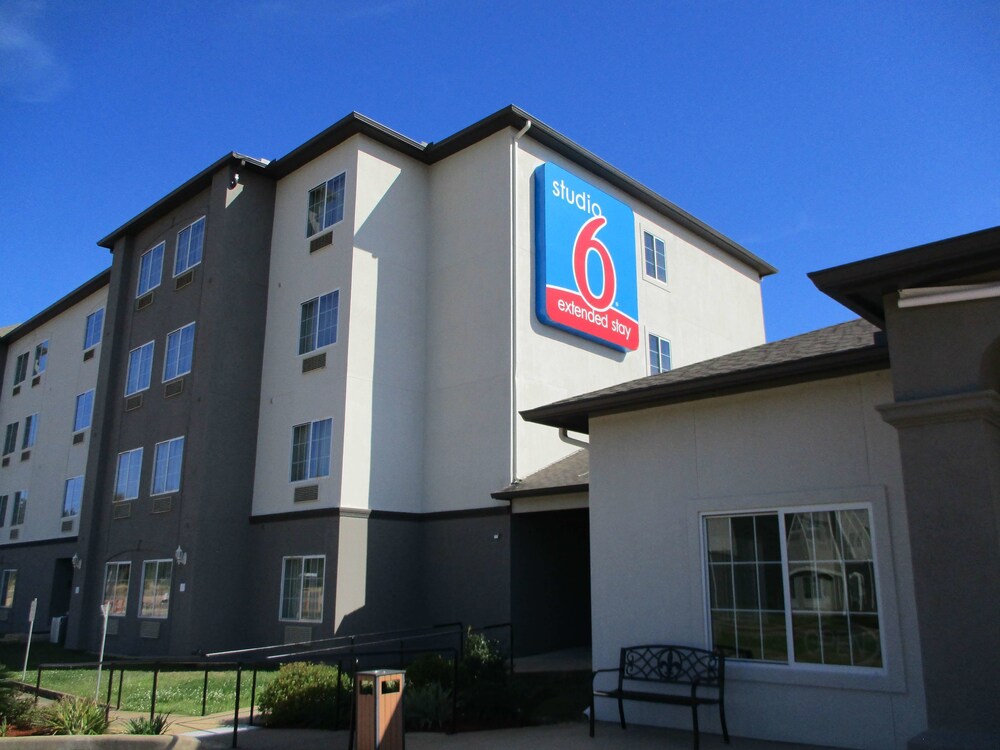 Studio 6 Leesville LA - carbon neutral hotel in Leesville