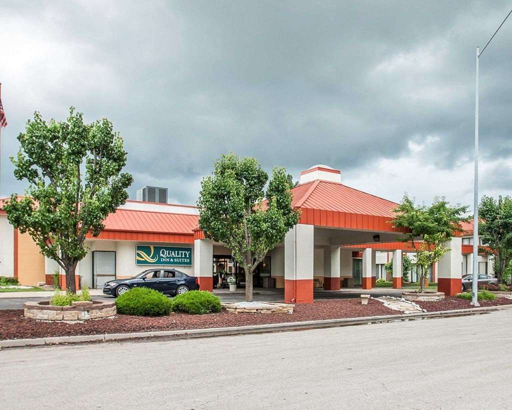 Quality Inn & Suites Kansas City I 435N Near Sports Complex - featured photo