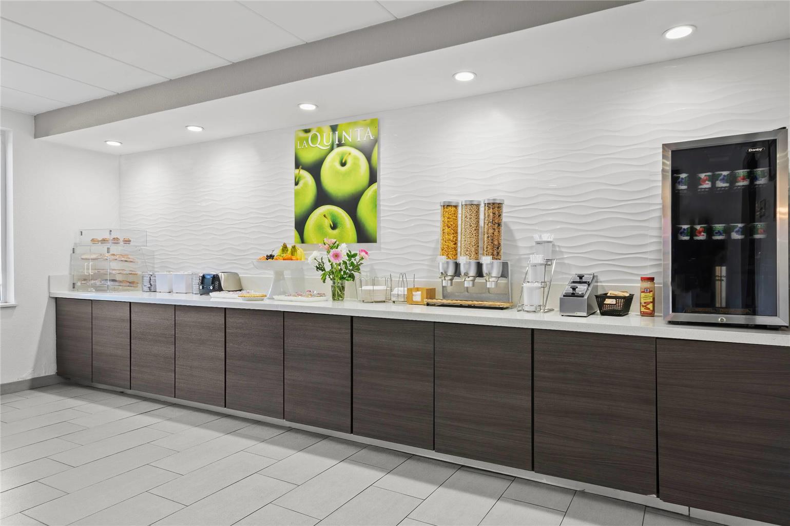 La Quinta Inn & Suites by Wyndham Sturbridge - photo 14