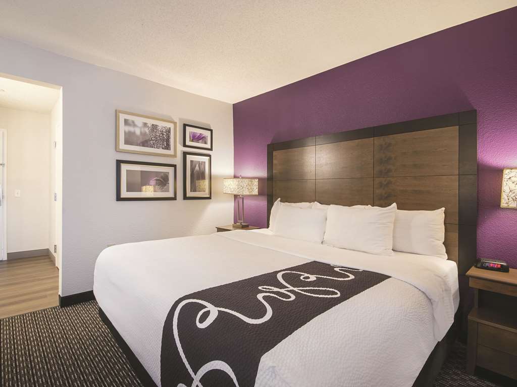 La Quinta Inn & Suites by Wyndham Hartford Bradley Airport - photo 14