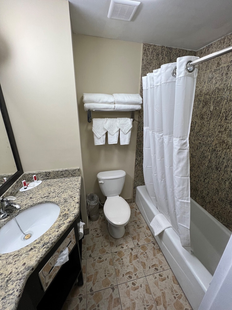 Travelodge by Wyndham Ozone Park - photo 21