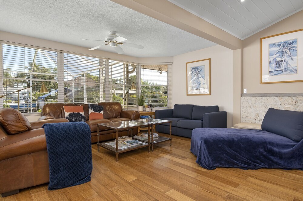 Coral Breeze Beautiful waterfront pool home with spa minutes from the beach — 4-Star Luxury Hotel in Bradenton, United States