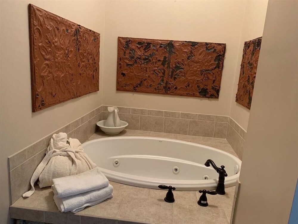 Iron Amethyst Inn Boutique Hotel - photo 17