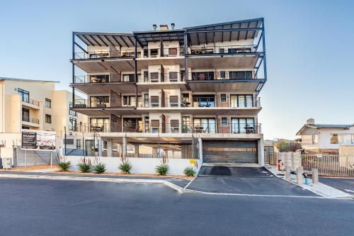 Chic Warehouse Style 1 bedroom Blouberg Beachfront 14 Manhattan