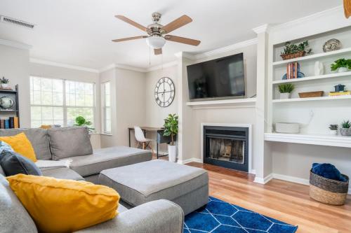 Charming Upstairs Apt Irmo 3BR — 4-Star Luxury Hotel in Columbia, United States