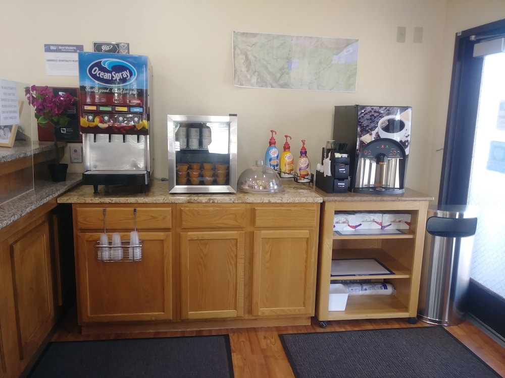 Oakridge Inn & Suites - photo 21