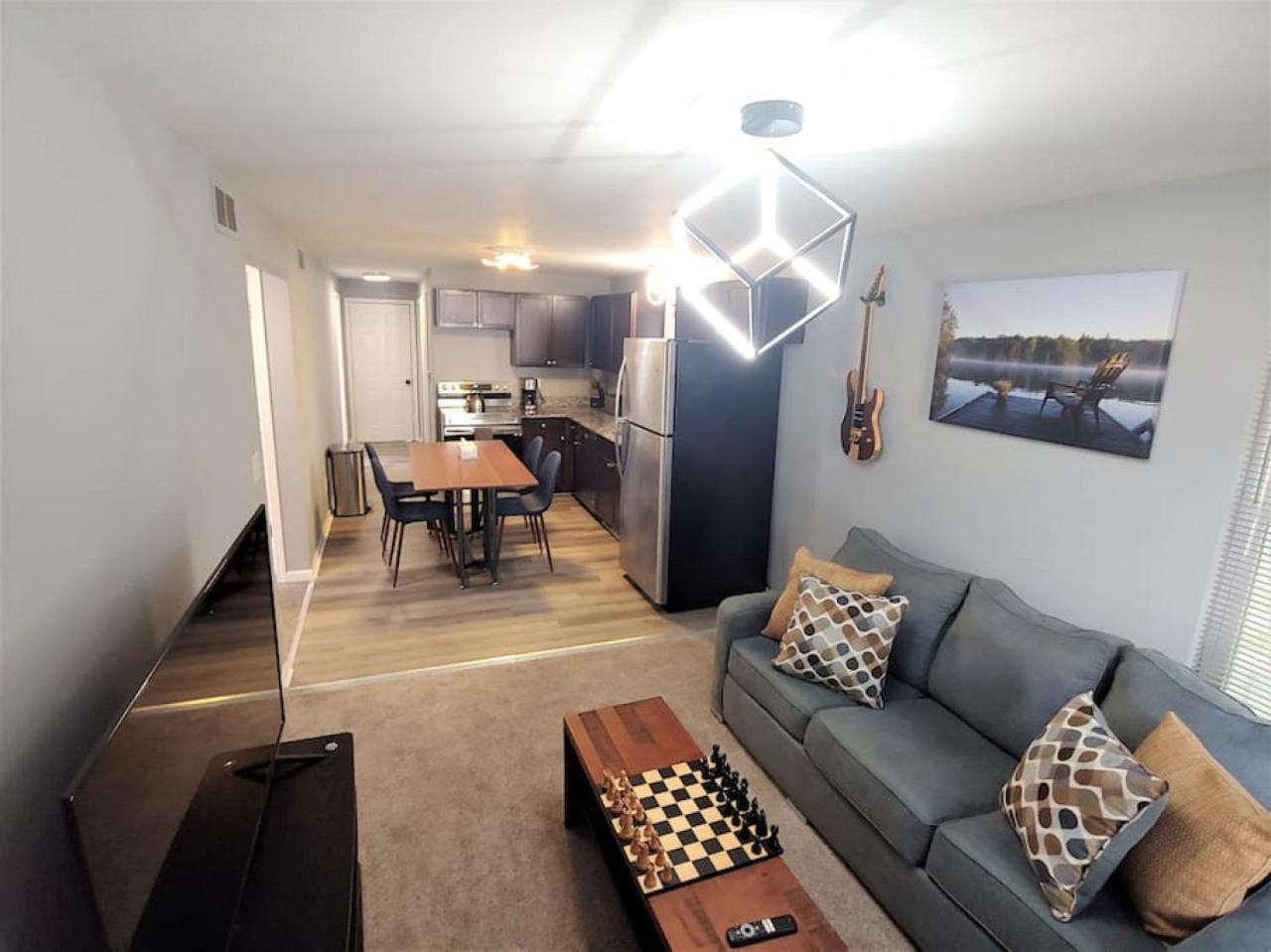Relaxing Cottage by the Lake and Parking — 4-Star Luxury Hotel in Pontiac, United States