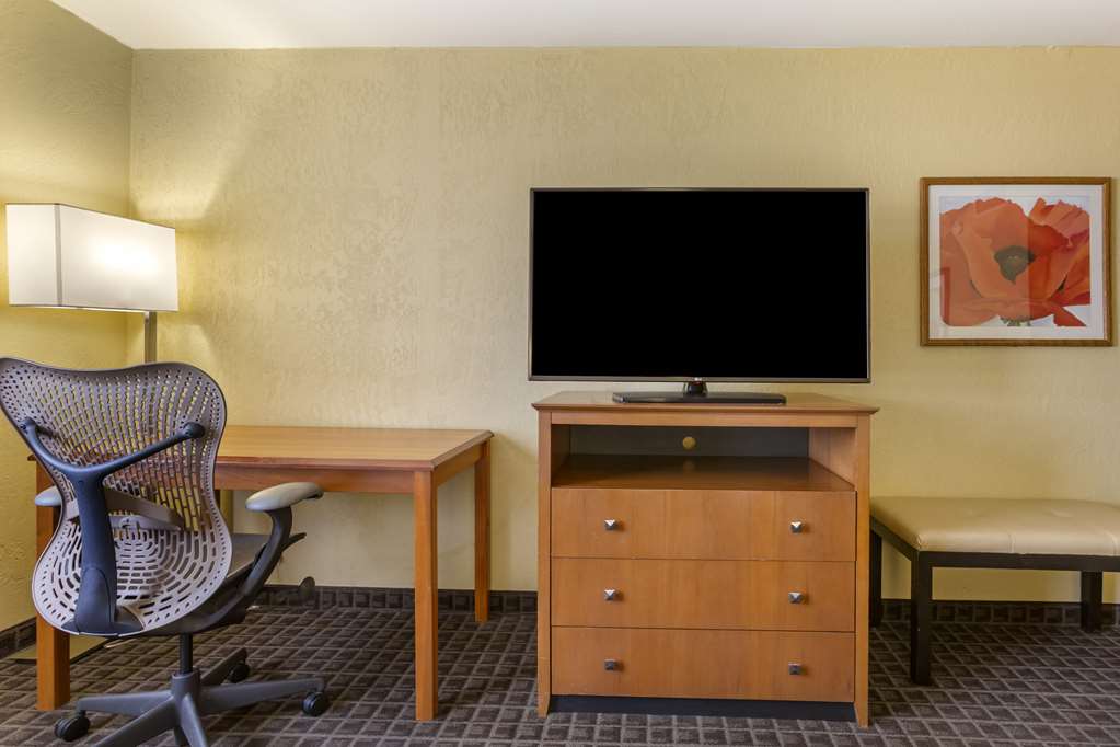 Best Western Plus Scottsdale Thunderbird Suites - photo 15