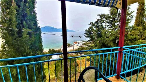 Ramo's Cozy Beachside Haven with Panoramic Views 3rd - last minute hotel in Vlore