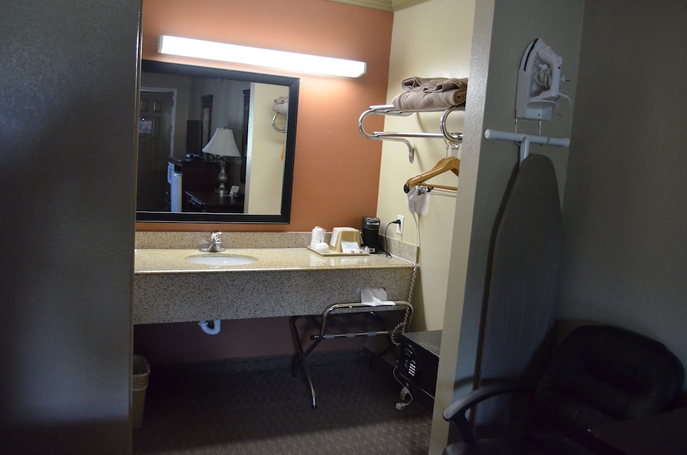 Hill Country Inn & Suites - photo 11