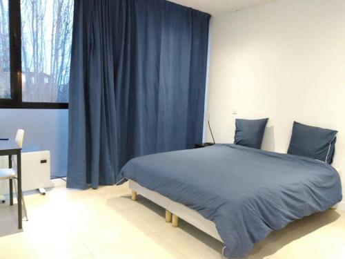 Studio Sur Jardin in Cachan, France