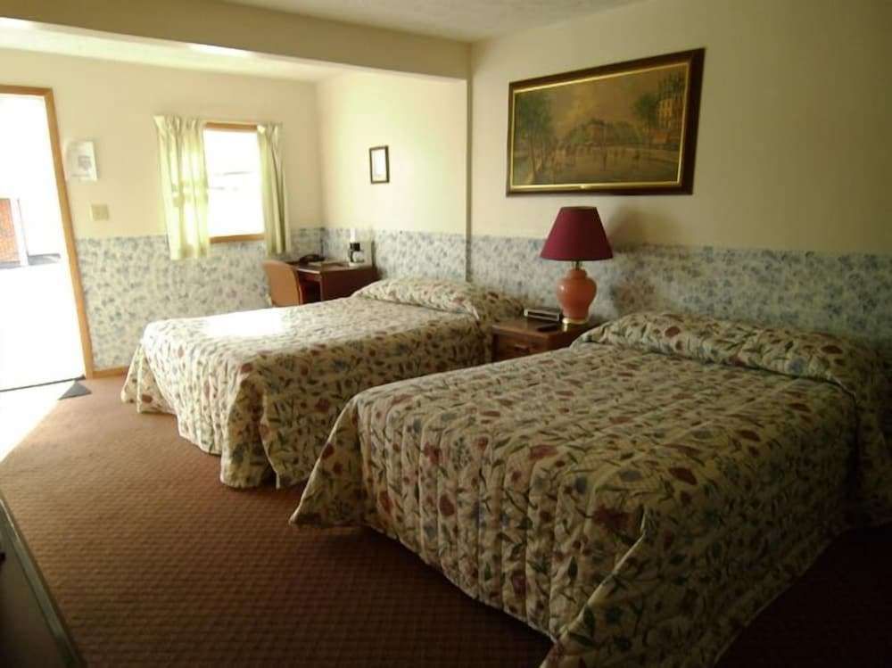 Hillsboro Inn & Suites - photo 4