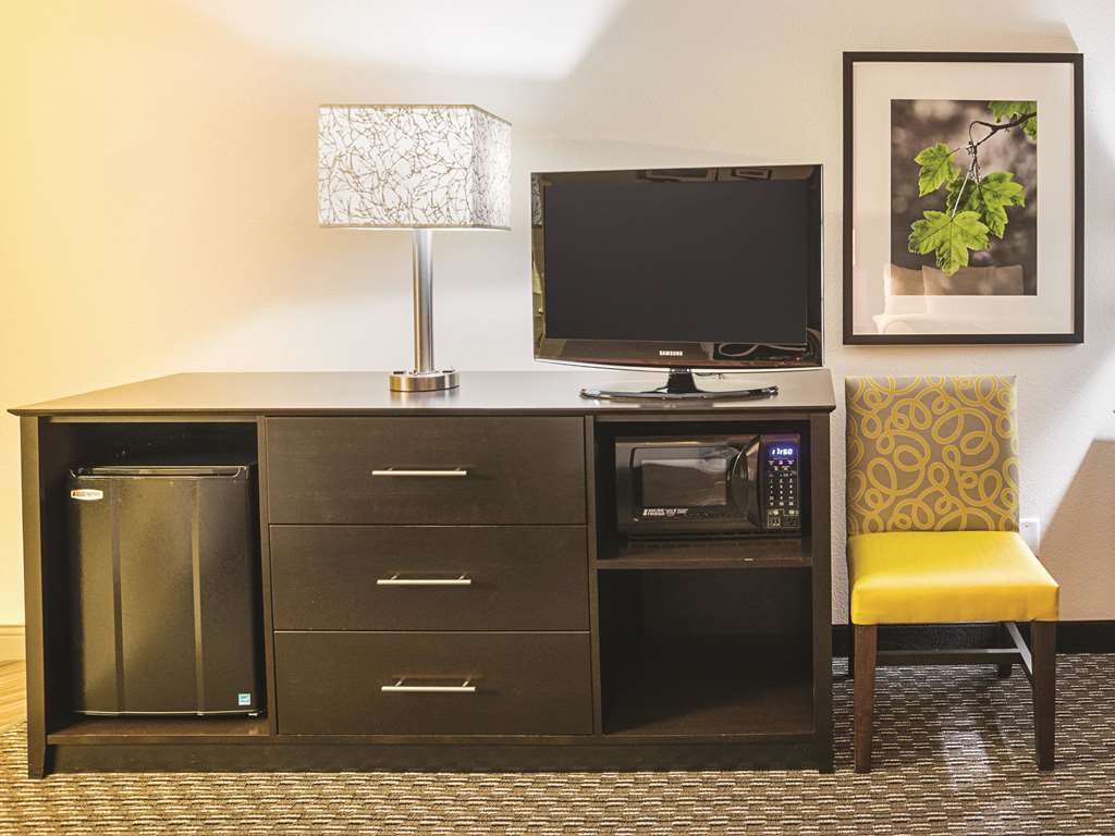 La Quinta Inn & Suites by Wyndham Phoenix Scottsdale - photo 8