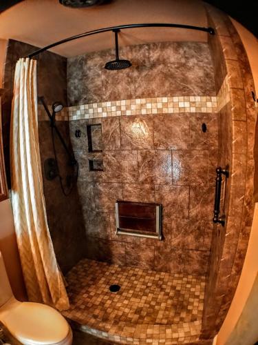 Large Estate 2 miles to strip with Pool