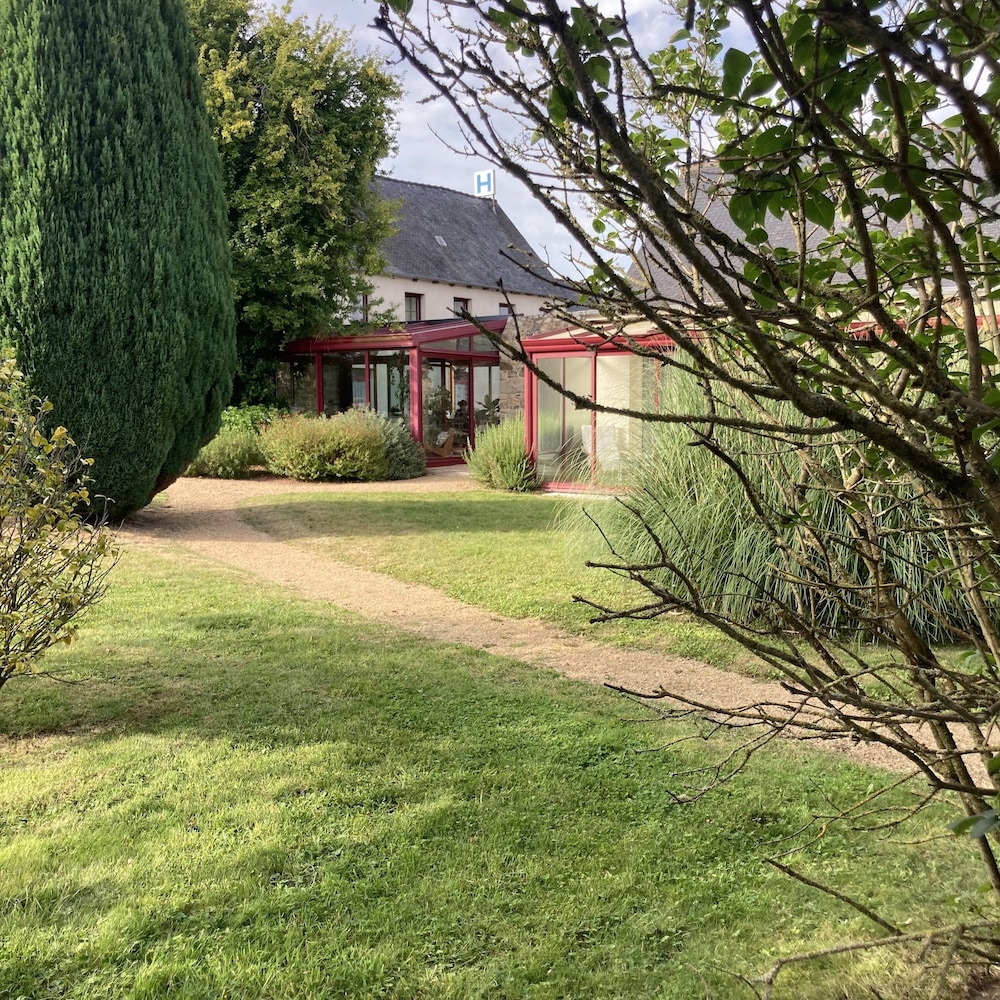Logis Hôtel Le Relais De Beaucemaine — hotel in Ploufragan