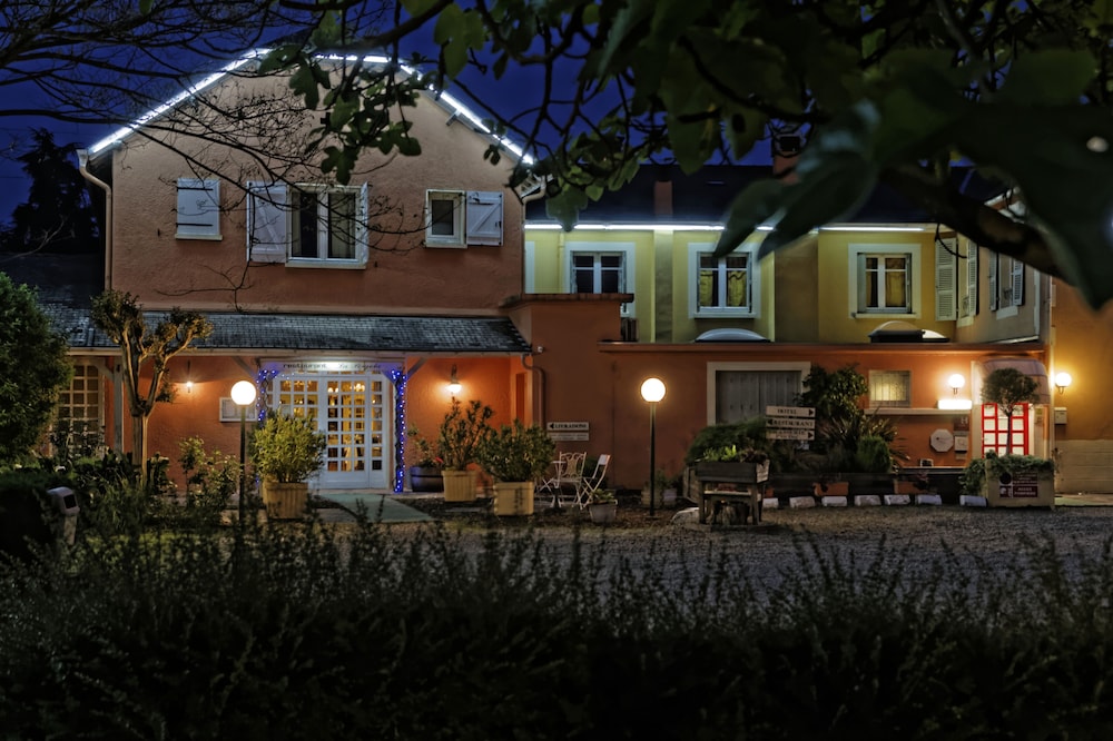 Hôtel Les Pyrénées in Ousse, France