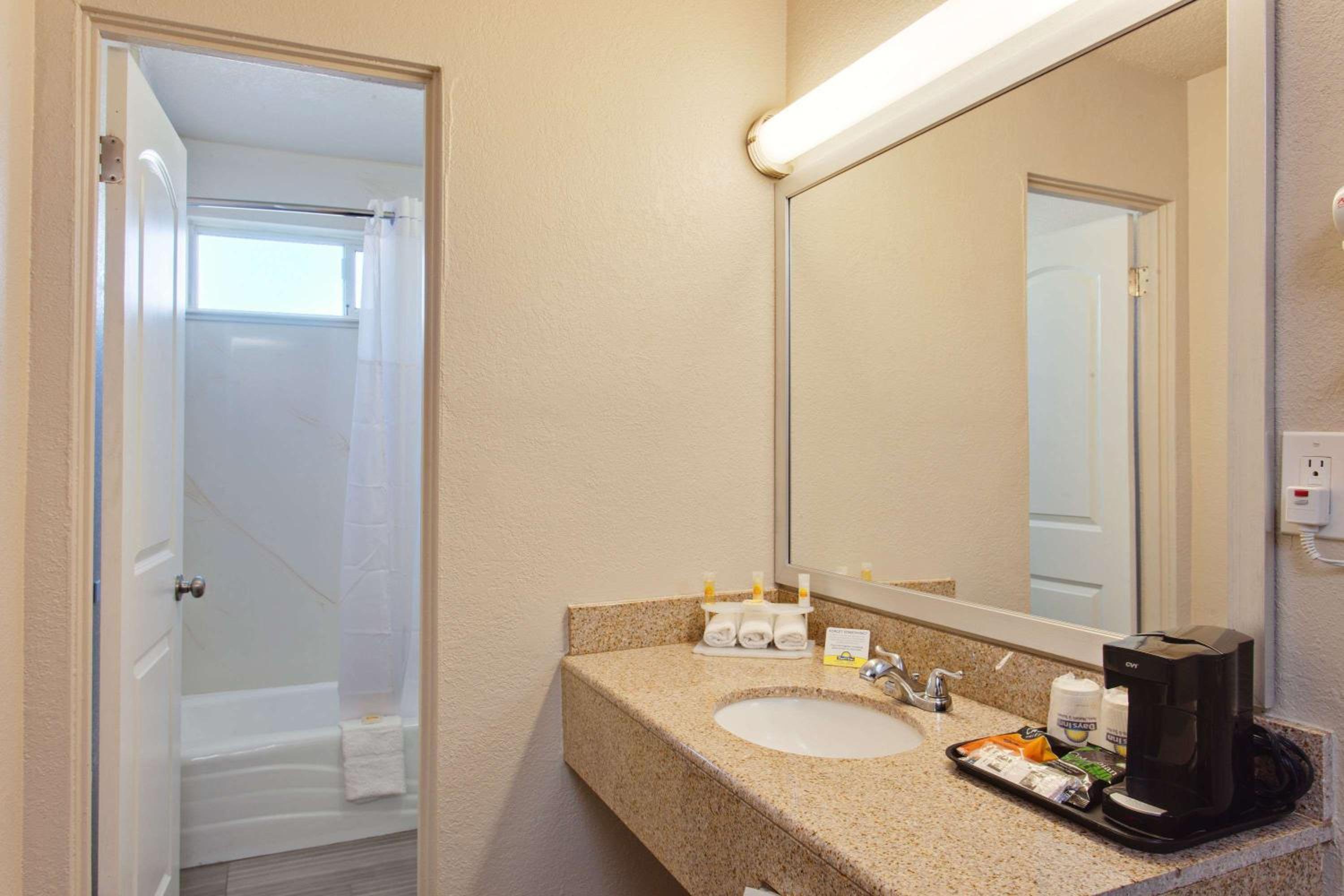 Days Inn by Wyndham Chowchilla Gateway to Yosemite - photo 25