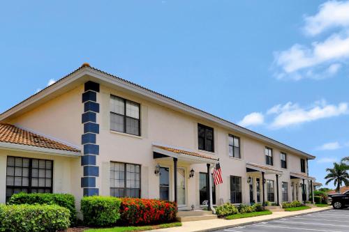 Relaxing townhome condo with pool near family park — 4-Star Luxury Hotel in Marco Island, United States