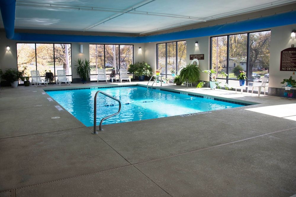 Crossroads Inn And Suites - photo 2