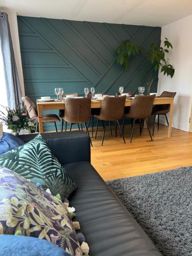 Upton Grange Townhouse sleeps 10 — 4-Star Luxury Hotel in Mollington, United Kingdom