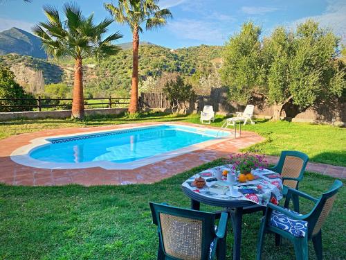 Vivelorural Casa y piscina en Zahara de la Sierra — 4-Star Luxury Hotel in Zahara, Spain