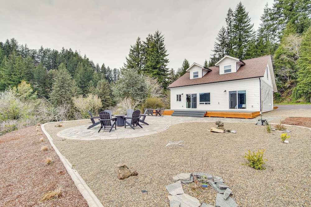 Charming Florence Home with Fire Pit and River Views — 4-Star Luxury Hotel in Florence, United States