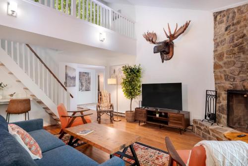 Renovated cabin w hot tub & deck — 4-Star Luxury Hotel in Berkeley Springs, United States