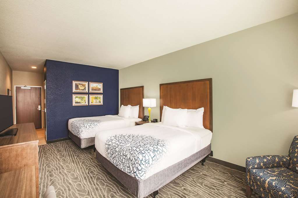 La Quinta Inn & Suites by Wyndham Wichita Northeast - photo 16