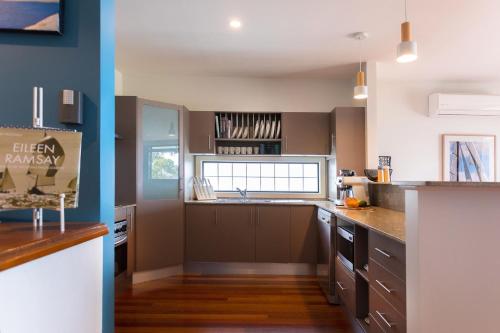 Cossies at Corlette Stunning views & Beach access — 4-Star Luxury Hotel in Corlette, Australia