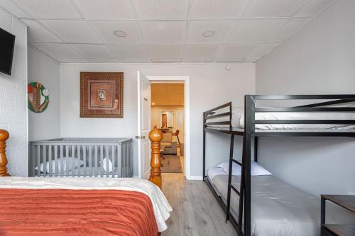 Updated 3BR 2BA Apartment Near NYC Airport — 4-Star Luxury Hotel in Bayonne, United States
