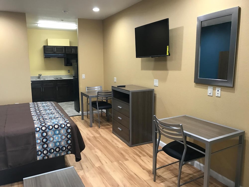 Deluxe Inn & Suites Baytown - photo 23